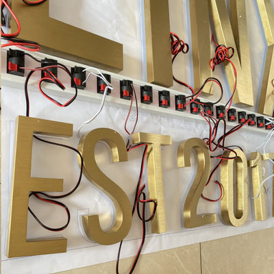 De gouden Brieven Logo Sign Highspan van het Borstelss Verlichte Kanaal