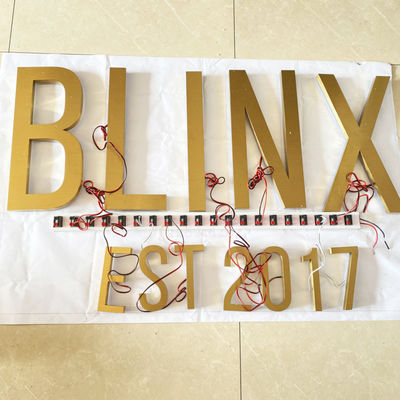 De gouden Brieven Logo Sign Highspan van het Borstelss Verlichte Kanaal