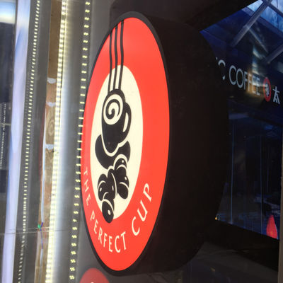 Van de de Winkelnaam van de aluminium zet de Acrylkoffie van de het Tekenraad het Ontwerpmuur op