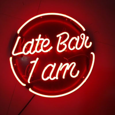 Adverterend van het het Neonteken van de Bardouane de Lichte Doos met Rugplankmuur zet op