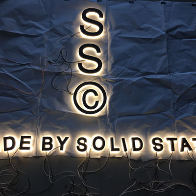 Het openluchtalfabet leidde van de het Uithangbordhalo van Brievenlichten het Tekenbrieven van Lit