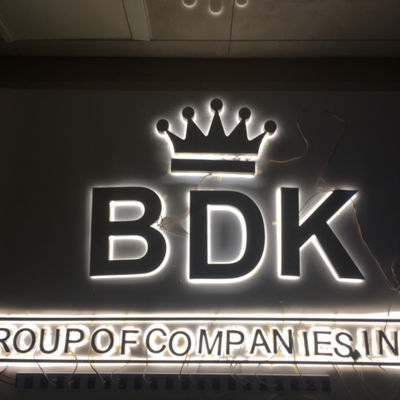 Het openluchtalfabet leidde van de het Uithangbordhalo van Brievenlichten het Tekenbrieven van Lit