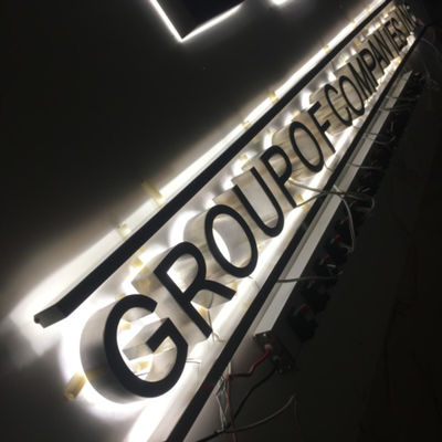 Het openluchtalfabet leidde van de het Uithangbordhalo van Brievenlichten het Tekenbrieven van Lit